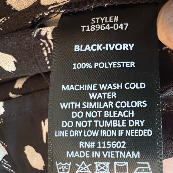 Lush button down, v neck blouse, size medium, new without tags - Picture 4 of 6